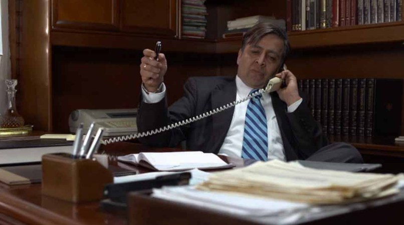 Pero Antonini no tiene nada que hablar con Escobar y ante su pregunta de si debe darle un golpe a Gaviria, Antonini dice que lo que debe hacer es entregarse.
