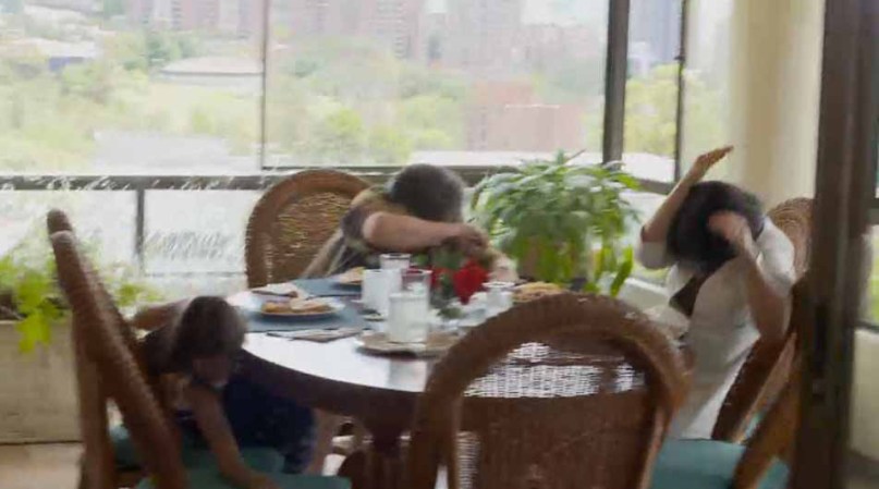 Disparan hacia el apartamento donde se encuentra la familia de Escobar.
