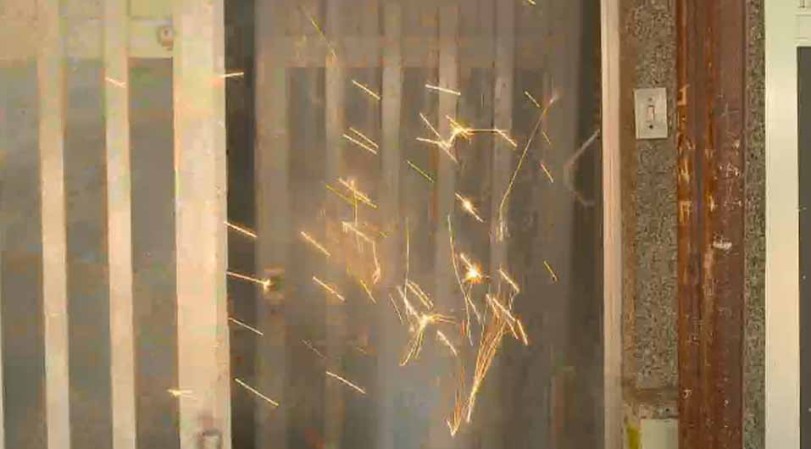 Ponen un dispositivo explosivo para abrir la puerta de la casa.