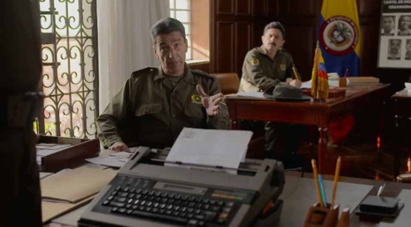 Becerra le dice que es la única manera de dar con los secuaces de Escobar.
