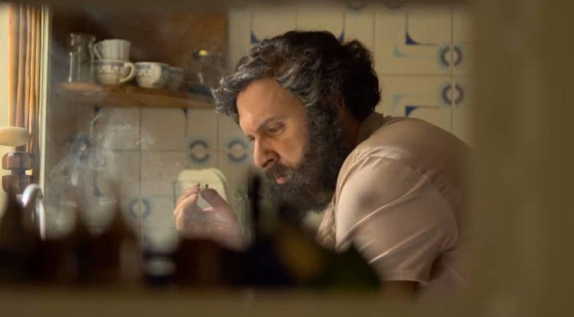 Pablo Escobar escucha las noticias sobre la bomba que él mismo mandó a poner y que acabó con la vida de varias personas y dejó un saldo de múltiples heridos.