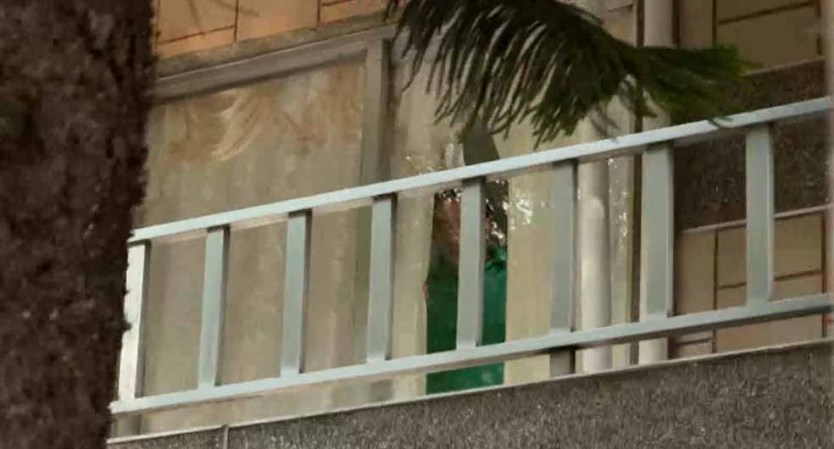 Cuando Cítrico se asoma por la ventana provoca que el hijo de Pabón se de cuenta que ése es el lugar.