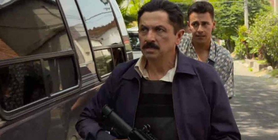 La policía se baja de la camioneta seguros de que esta vez sí han dado con el hombre.