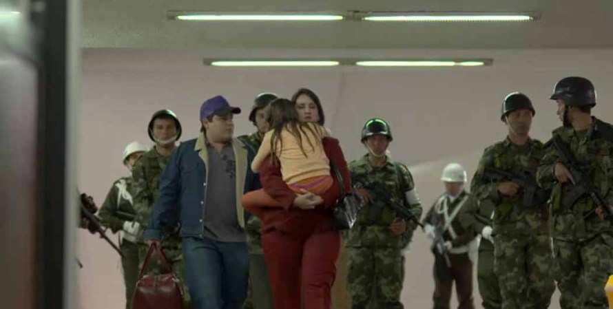 Cuando llegan a Colombia, Patico y los niños reciben protección de las autoridades.