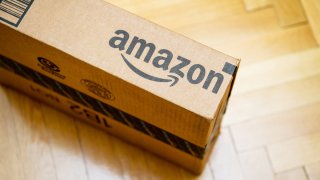 Caja con el logo de Amazon