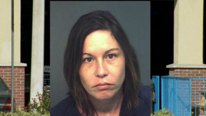 TLMD-Florida-apopka-madre-deja-hijos-en-carro-y-entra-a-bar-