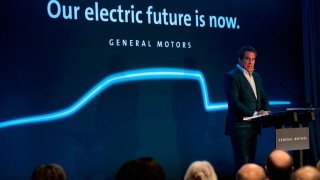 Mark Reuss, presidente de General Motors, habla en su planta de ensamblaje Detroit-Hamtramck el 27 de enero de 2020 en Detroit, Michigan.