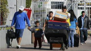 TLMD-Mexico-familia-cruza-frontera-entre-tijuana-baja-california-EFE-11274262w