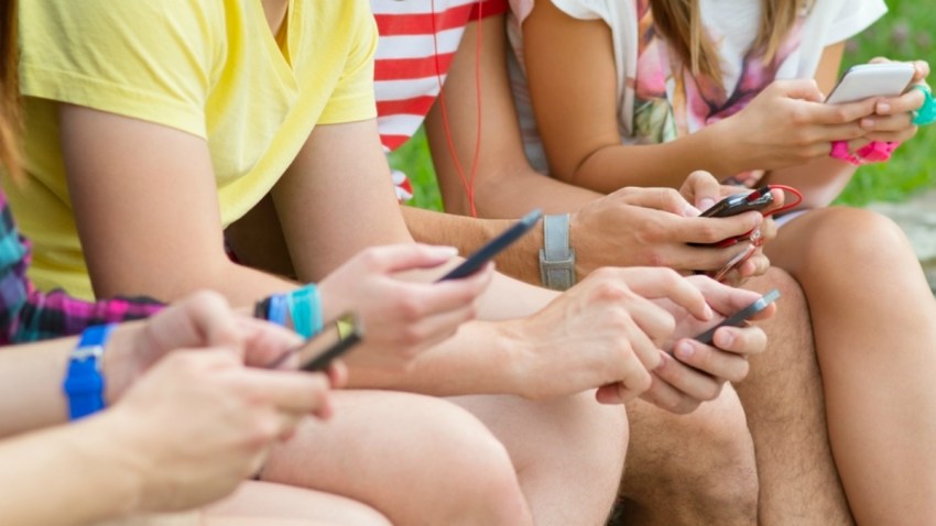 TLMD-jovenes-texteando-generica-mensaje-de-texto-texting-shutterstock_249529981