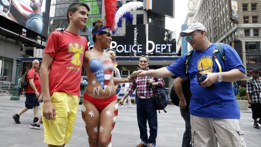 TLMD-mujeres-topless-en-times-square-st
