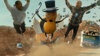 Aviso publicitario en que MR. PEANUT salva a sus amigos Matt Walsh y Wesley Snipes de la muerte inminente.