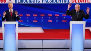 Los aspirantes presidenciales demócratas, el ex vicepresidente de EE. UU. Joe Biden (L) y el senador de Vermont Bernie Sanders (R) participan en el 11º debate presidencial del Partido Demócrata 2020 en un estudio de la CNN Washington Bureau en Washington, DC el 15 de marzo de 2020.