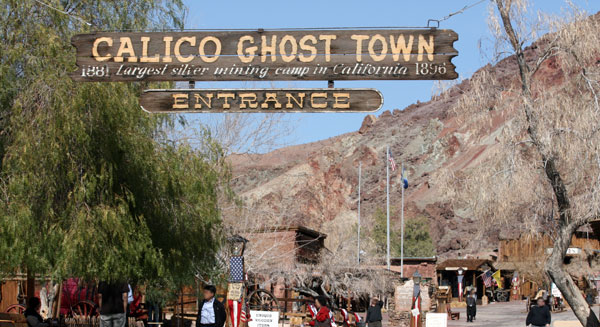 Ciudad fantasma estatal de la era de la fiebre del oro: Calico<br>La ciudad de Calico, en el condado de San Bernardino, es la ciudad fantasma de la Era de la Fiebre del Oro del estado de California. Cerca de Barstow, fue designado en 2005 en reconocimiento de una importante huelga de plata en 1881. Fue adquirido por el propietario de Knott's Berry Farm en Buena Park en la década de 1950 y muchos de los edificios se conservaron.<br>