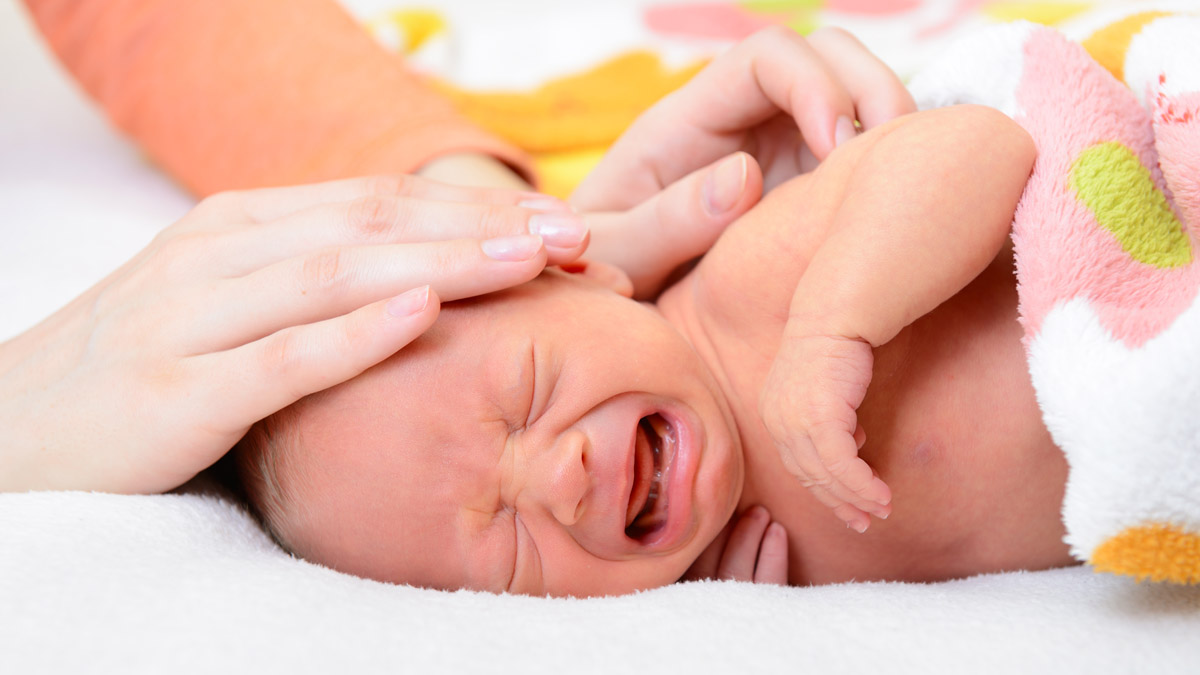Pediatra Muestra Técnica Para Calmar El Llanto Del Bebé Telemundo