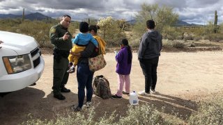 El 74% de los demócratas y el 10% de los republicanos aprueban la gestión de Biden en el tema migratorio.