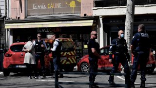Fuerte presencia policial en la zona donde un hombre atacó a varias personas en unas tiendas en Francia.
