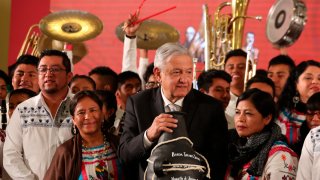 López Obrador con músicos tradicionales