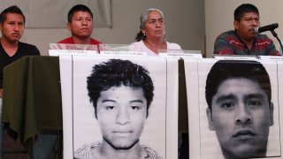 Padres y vocero de estudiantes de Ayotzinapa