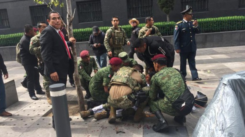 mexico-desfile-accidente-paracaidista