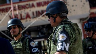 Dos elementos de la Guardia Nacional mexicana