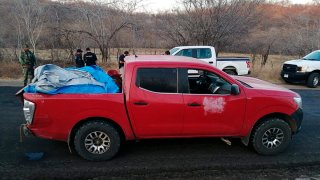 Camioneta donde dejaron 12 cuerpos