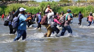 Migrantes cruzan el río Suchiate, en Chiapas.