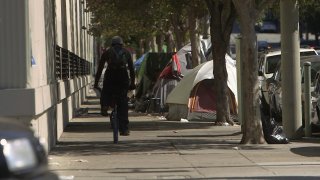 9-30-16-tents-row-sf-homeles-folsom and 5th streets