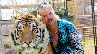 Fotografía cedida este miércoles por Netflix que muestra al exguardián de zoológico y convicto Joe Exotic mientras posa junto a un tigre, en Miami.