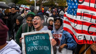 Jovenes dreamers en una protesta