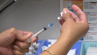 CDC recomiendan refuerzo de primavera de la vacuna contra el COVID-19 para los adultos mayores