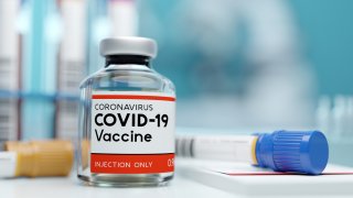 Foto de simulada dosis de vacuna contra el COVID-19.