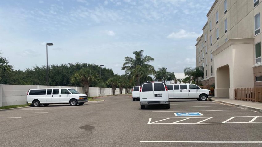 Camionetas estacionadas detras de un hotel