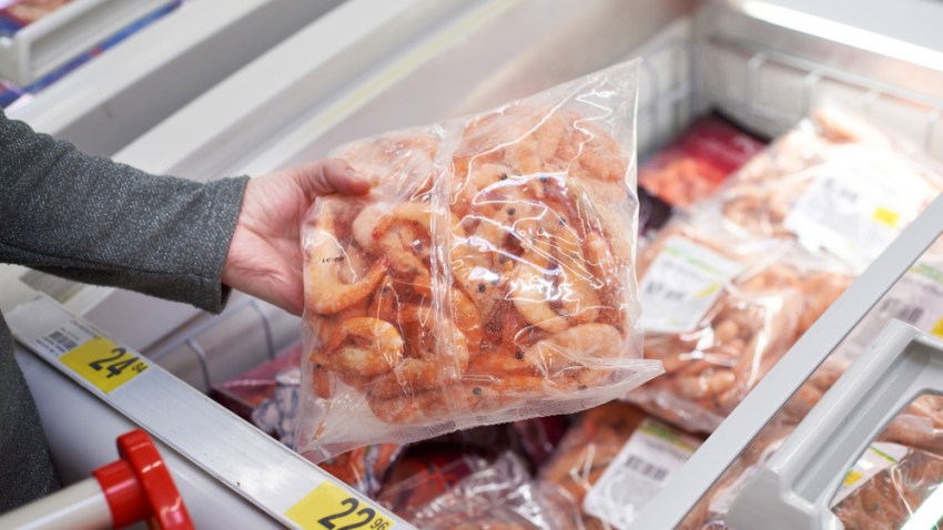 Empaque de camarones congelados a la venta en supermercado.