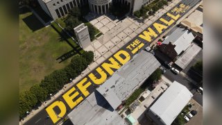 Mural contra el muro fronterizo en Laredo