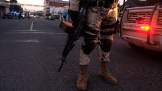 Soldado de la Guardia Nacional frente a una escena de crimen en Tijuana