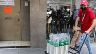 Hombre con varios tanques de oxígeno en Ciudad de México