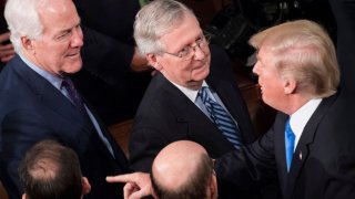 El presidente Donald Trump habla con los senadores republicanos John Cornyn y Mitch McConnell, en el Congreso, el año pasado.