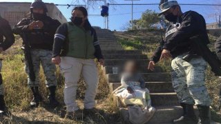 Militares mexicanos acompañan a una niña migrante que rescataron del Río Bravo