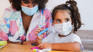 Niña con tapabocas en guardería