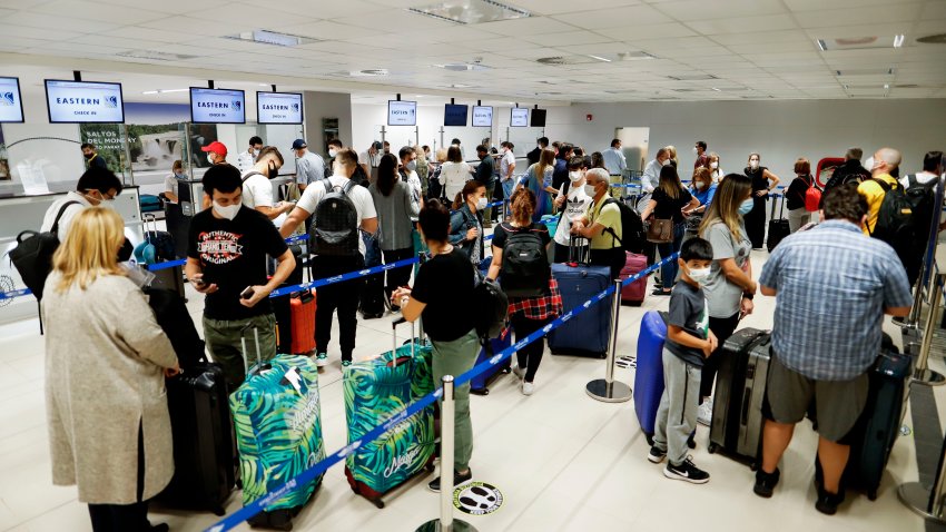 ACOMPAÑA CRÓNICA: CORONAVIRUS PARAGUAY. AME631. LUQUE (PARAGUAY), 18/04/2021.- Viajeros hacen fila para registrarse en sus vuelos en el Aeropuerto Internacional Silvio Pettirossi este sábado, 17 de abril de 2021, en Luque (Paraguay). A menos de ocho horas en vuelo directo desde Asunción, Miami se presenta como un destino de negocios y vacaciones para los paraguayos, pero también como una exclusiva alternativa para conseguir una vacuna contra el coronavirus que no saben cuánto tiempo tardarán en obtener en su país. EFE/ Nathalia Aguilar