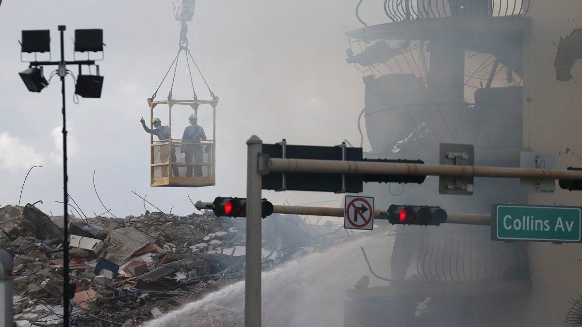 Derrumbe de edificio en Miami Beach: Incendio bajo los escombros dificulta labores de rescate – Telemundo Area de la Bahía 48 - Vimarsana News