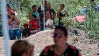 Familiares de los mineros que murieron al derrumbarse una mina acompañaron siempre el rescate