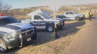 Fila de vehículos policiales en Nogales, México