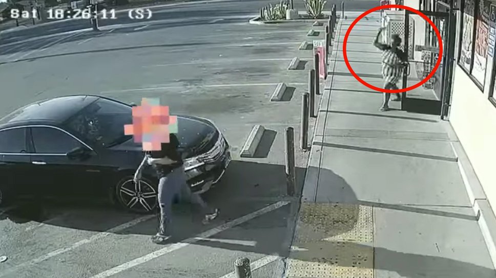 Botellazo en el aire: atacan a mujer sin mediar palabras al salir de tienda en Kings – Telemundo Area de la Bahía 48 - Vimarsana News