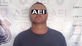 Imagen de un hombre capturado en Chihuahua al que le ponen un rectángulo negro con las letras AEI