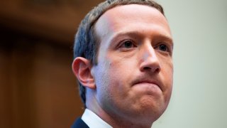 Según cifras de Forbes, este descenso supone que la fortuna de Zuckerberg haya quedado en $117,000 millones, lo que lo relega al sexto puesto de las personas más ricas del mundo.