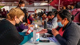 Mexicanos tramitan sus certificados de vacunación contra el COVID-19