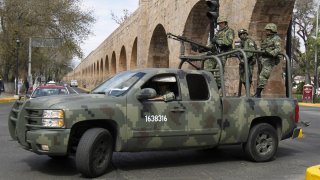 Imagen de un vehículo milita con varios soldados frente al Acueducto de Morelia