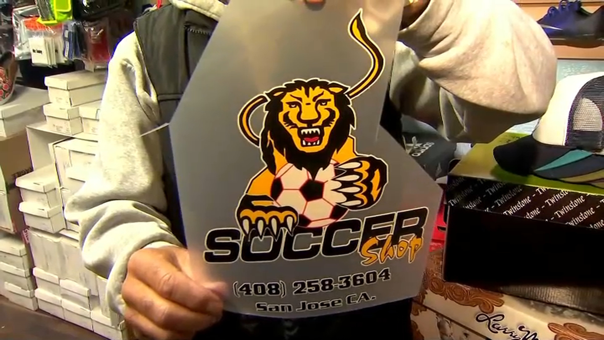 Leon Soccer Shop ofrece gran variedad de productos para jugadores de fútbol  en San José – Telemundo Area de la Bahía 48