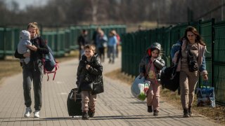 Refugiados ucranianos cruzan la frontera hacia Polonia tras huir de la guerra, el lunes.